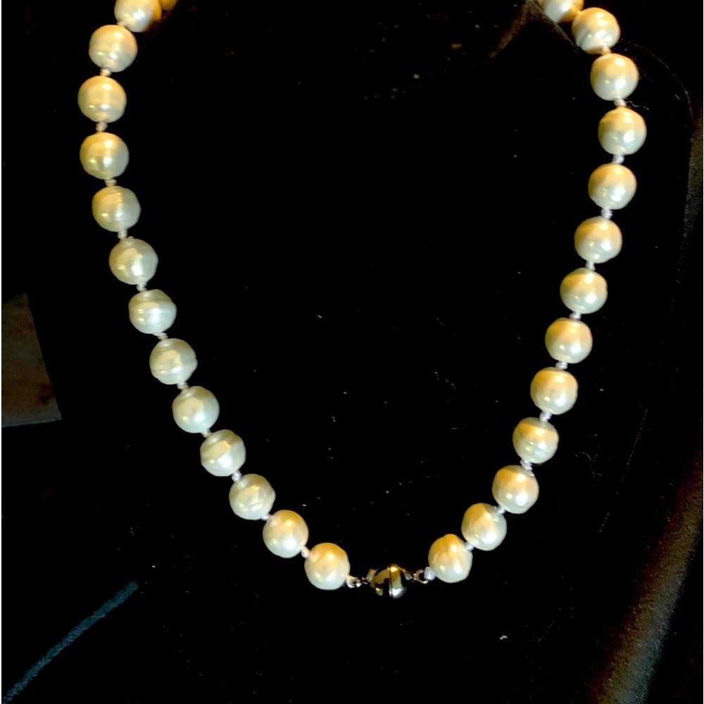 18” white cultured Tahitian pearl necklace with a shiny black magnetic clasp.